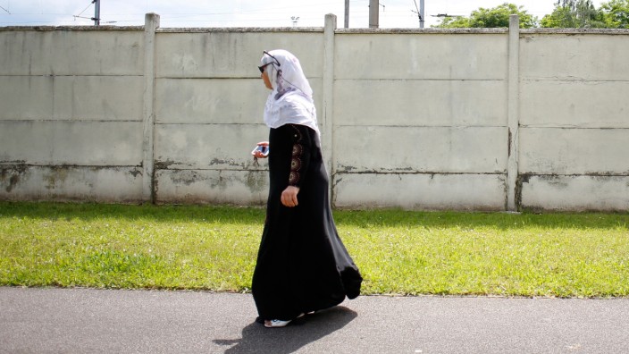 Islam-Debatte: In Schulen jetzt untersagt: die traditionelle muslimische Abaya, wie sie hier eine Frau in Mantes-la-Jolie trägt.