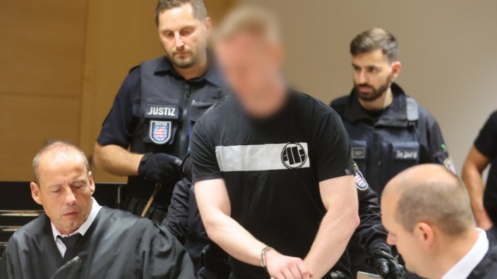 Prozess gegen "Knockout 51": Der Angeklagte Leon R. (Mitte) wird als mutmaßlicher Rädelsführer in den Jenaer Verhandlungssaal geführt.
