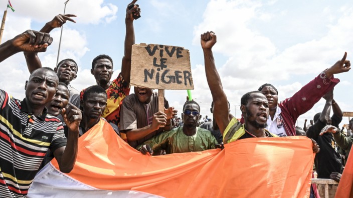 Afrika: Anhänger des Nationalrats demonstrieren in Niamey vor den Luftwaffenstützpunkten Frankreichs und Nigers.