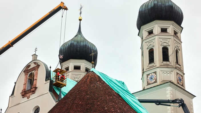 Aufräumarbeiten in Benediktbeuern: Die Dächer im Kloster Benediktbeuern sind mittlerweile alle provisorisch abgedichtet. Die Reparaturen werden sich aber noch Monate hinziehen.
