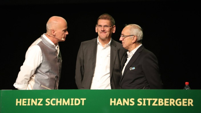TSV 1860 München: Trio in Turbulenzen: Präsident Robert Reisinger (links) mit den Vizes Heinz Schmidt (Mitte) und Hans Sitzberger.