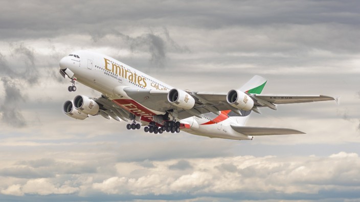 Luftfahrt: Ein Airbus "A380" der Fluggesellschaft Emirates startet am Flughafen in München. Der Riesenjet verbraucht wegen der nicht mehr konkurrenzfähigen Triebwerke viel Sprit.