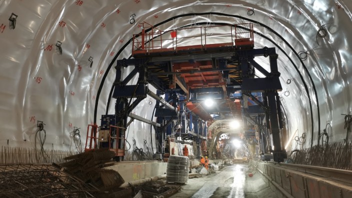 Verkehrsprojekt in der Krise: In der Hauptröhre des Kramertunnels haben die Arbeiter die Innenschale aus Beton noch vollständig angebracht.