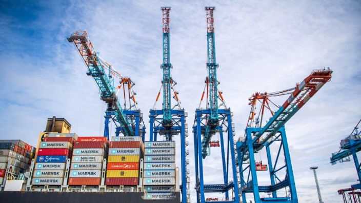 Konjunktur: Ein Schiff liegt im Containerhafen Bremerhaven: Die Preise für Importe gehen deutlich zurück.