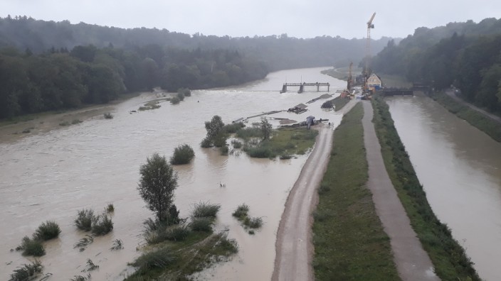 Hochwasser in München: Der Blick von der Großhesseloher Brücke aus auf die Isar: Wo normalerweise das Ufer ist und wo der Fluss vorbeirauscht, erkennt man kaum mehr.