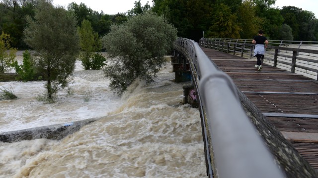 Hochwasser in München: Der Fluss hat sich in einen reißenden Strom verwandelt - hier am Flaucher.