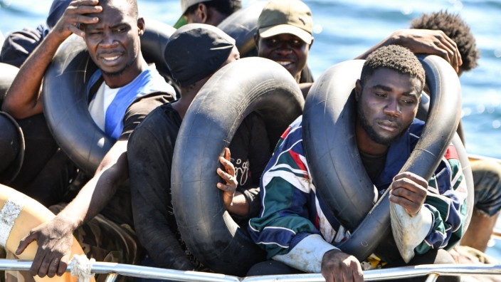 Asylrecht: Migranten aus Afrika nehmen lebensgefährliche Bootsfahrten über das Mittelmeer in Kauf, um nach Europa zu gelangen.