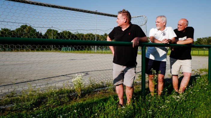 Posse um neuen Sportplatz: Blick auf den Hartplatz (von links): Baubeauftragter Hanno Schombacher, Vorsitzender Christian Tholl und Jugendtrainer Michael Sperk.