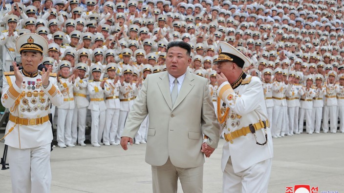 Nordkorea: Seine Macht stützt sich auf das Militär: Kim Jong-un (Mitte) diese Woche am Tag der nordkoreanischen Marine mit deren Chefs.