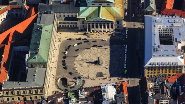 Architektur in der Altstadt: Der Max-Joseph-Platz schaut auch aus der Vogelperspektive wie eine Betonwüste aus.