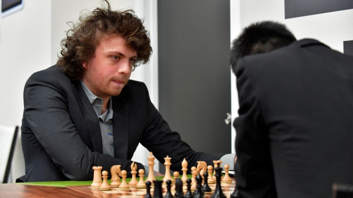 Ende des Streits zwischen Niemann und Carlsen: Hans Niemann, mittlerweile mit Kurzhaarfrisur, hat seinen Rechtsstreit mit Magnus Carlsen und der Plattform chess.com beendet.