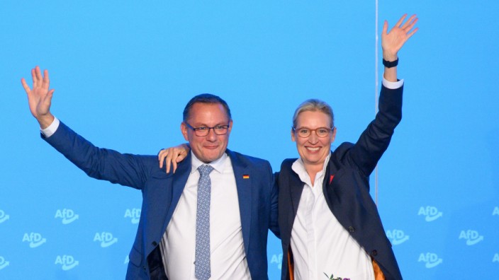 Demokratie: Immer gut frisiert, immer gut gekleidet: Tino Chrupalla und Alice Weidel, das Führungsduo der AfD.