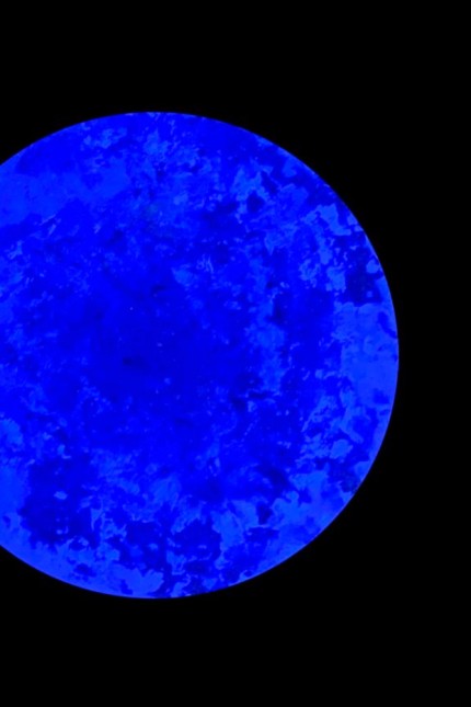 Gruppenausstellung auf Herrenchiemsee: Die Farbe Blau als Symbol für das Leben: Marie-Christine von Liebes Arbeit "Blue Globe", 2022, Acryl auf Leinwand.