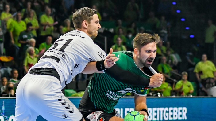 Handball-Nationalmannschaft: Spielen beide bald wieder gemeinsam für Deutschland? Hendrik Pekeler (Kiel, links) packt in dieser Szene gegen Fabian Wiede (Berlin) kräftig zu.