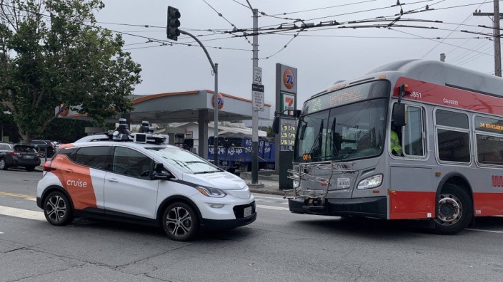 Autonome Vehikel: Mensch und Maschine: Ein Robotaxi blockiert in San Francisco einen städtischen Bus.
