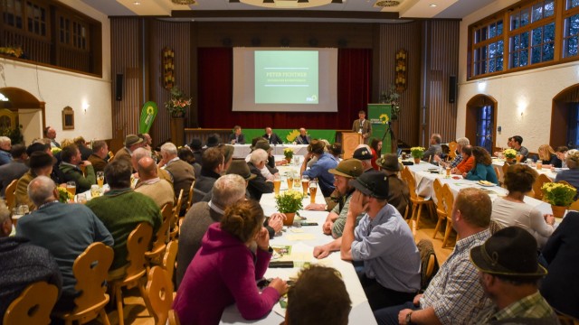 Beutegreifer und Almwirtschaft: Heißes Thema: Etwa 90 Zuhörer verfolgen die Diskussionsrunde im Lenggrieser Alpenfestsaal.