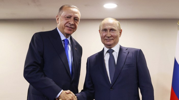 Diplomatie: Der türkische Präsident Erdoğan (links) reist zu seinem russischen Amtskollegen als einer, dem die Welt die Daumen drückt.