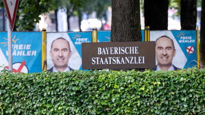 Antisemitisches Flugblatt: Wahlplakate von Wirtschaftsminister Hubert Aiwanger vor der Staatskanzlei in München.