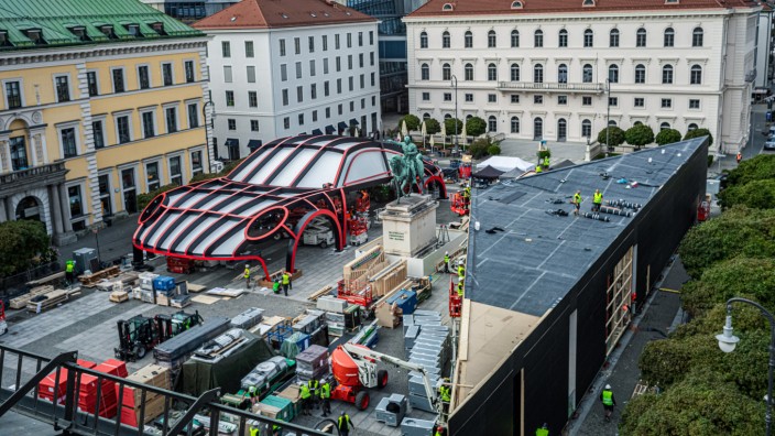 Vor dem Start der IAA: Auf dem Wittelsbacherplatz in der Münchner Innenstadt entsteht im Rahmen der IAA ein überdimensionales Porsche-Modell.