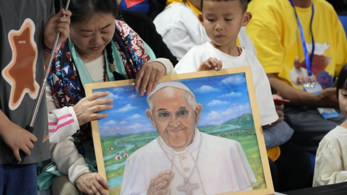 Katholische Kirche: In der Steppenarena von Ulan Bator: Gläubige mit einem Gemälde, das Papst Franziskus zeigt, bei der Messe in Ulan Bator am Sonntag.