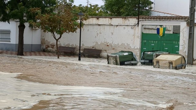 Extremwetter: Überflutete Straßen und umgestürzte Müllcontainer in der Region Toledo.