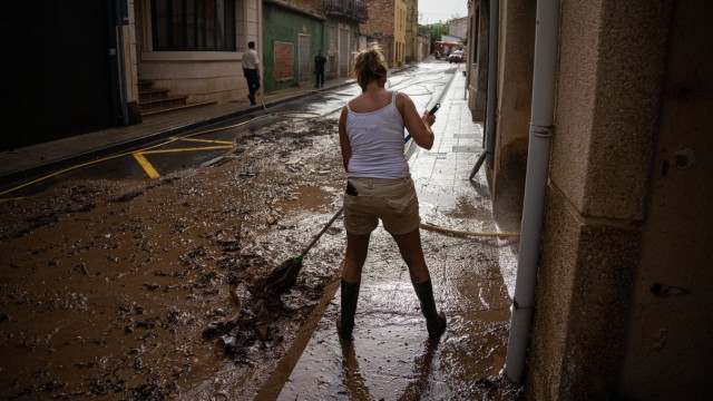 Extremwetter: Aufräumen in der Region Tarragona: Schlamm steht in den Straßen und Häusern.