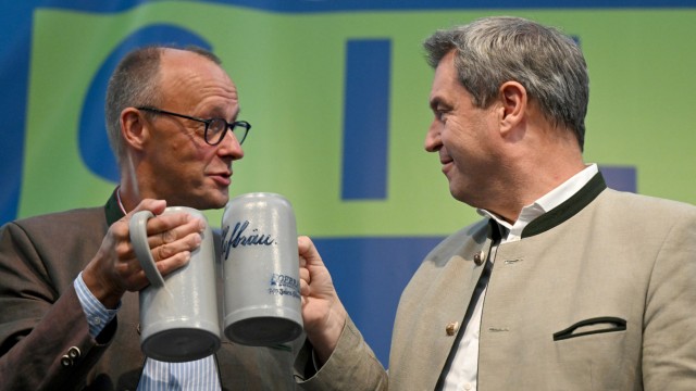 Newsblog Gillamoos: Prost: Friedrich Merz (l.) und Markus Söder.