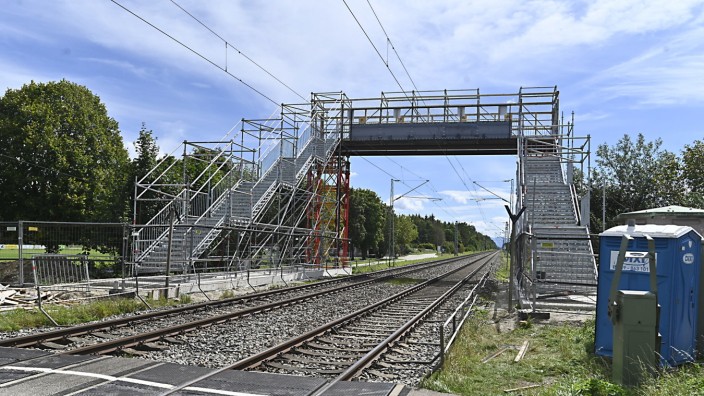 Sauerlach: Die Fußgängerbrücke über die Gleise ist mit Verspätung aufgebaut worden.