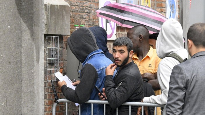 Flucht und Asyl: Asylbewerber in Brüssel. Eigentlich müsste die Regierung für jeden von ihnen eine Unterkunft bereitstellen - aber sie schafft es nicht.