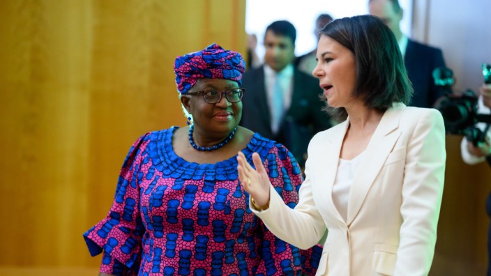 Außenpolitik: Kritik an Europas Rolle etwa in Afrika äußert in Berlin Ngozi Okonjo-Iweala, Generaldirektorin der Welthandelsorganisation (links neben Außenministerin Annalena Baerbock).