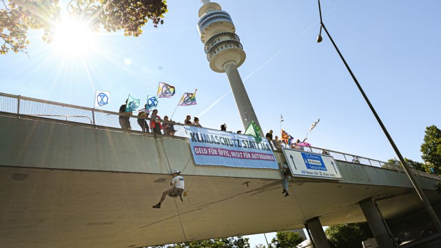 Protest gegen die IAA Mobility: Nahe der BMW-Welt seilten sich am Montagmittag Mitglieder von "Extinction Rebellion" über dem Georg-Brauchle-Ring ab.