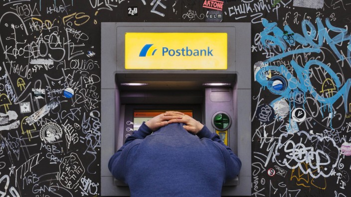 Finanzaufsicht: Immer Ärger mit der IT: Viele Postbank-Kunden kamen zwischenzeitlich nicht an ihr Geld heran.
