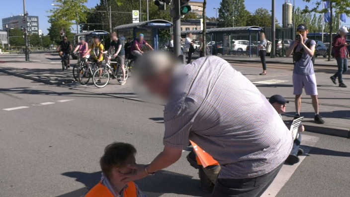 Anzeige wegen Körperverletzung: Ein Autofahrer ohrfeigt am 4. September einen Aktivisten der "Letzten Generation" bei einer Straßenblockade.