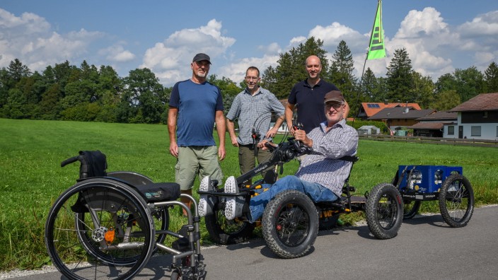 Mobilität: "Manul 4x4" heißt das geländetaugliche Handquad für Rollstuhlfahrer, dessen vierter Prototyp nun kurz vor Serienreife steht. Von links: Peter Kirschke (Entwickler), Carsten Hage, Markus Pohl (beide Geschäftsführer der Tretzeug GmbH) und Tobias Fiedler (Entwickler).