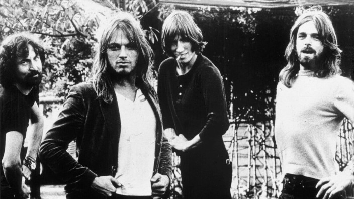 Geburtstag von "Pink Floyd"-Gründer Roger Waters: "Pink Floyd" 1970: Als Ersatz für den drogenkranken Syd Barrett war soeben der Gitarrist und Sänger David Gilmour (2. v. li.) engagiert worden. Dessen spöttisches Lächeln trieb Bandgründer Roger Waters (2. v. re.) fortan zur Weißglut. Geschadet hat es der Band nicht, wie man heute weiß.