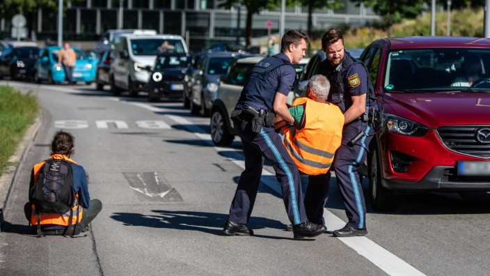 Urteil in München: Ausreichend für die Entscheidung über die Rechtmäßigkeit der Razzia ist laut Gericht, dass das Nötigen von Verkehrsteilnehmern das Erscheinungsbild der "Letzten Generation" mitprägt.