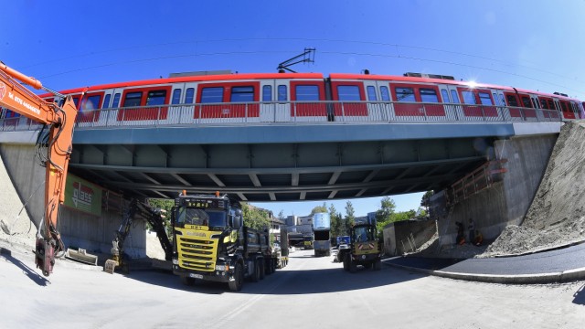 Verkehr in Starnberg: Gebaut wie geplant: die neue Eisenbahnbrücke in Starnberg.