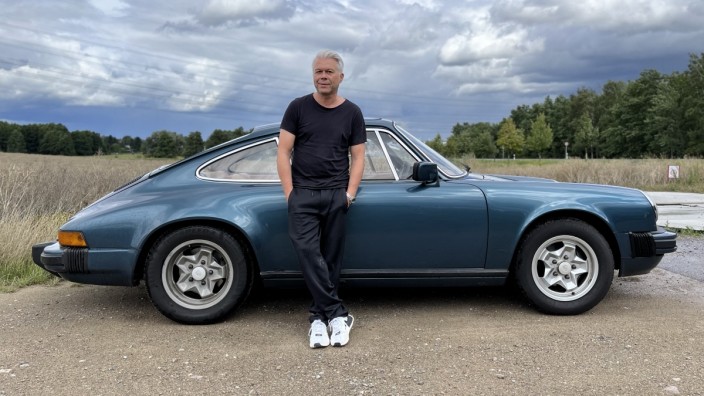 Porsche fahren mit Markus Kavka: "Ein Designstück mit Motor": Markus Kavka und sein Porsche am Rand einer Landstraße.