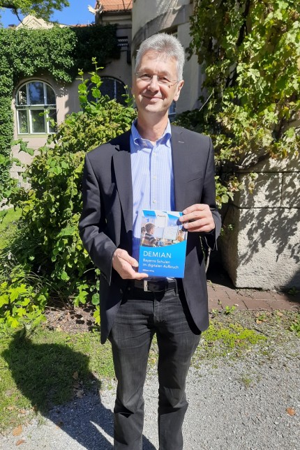 Bildung in Bayern: Kultusminister Michael Piazolo (FW) mit seinem Buch "D.E.M.I.A.N.", das er in der Münchner Seidlvilla vorstellte.