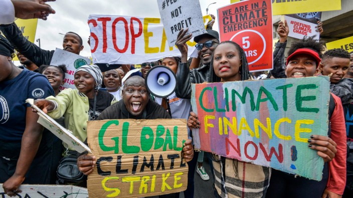 Gipfel in Kenia: Vor dem Klimagipfel in Nairobi demonstrieren Umweltaktivisten auf den Straßen der kenianischen Hauptstadt.
