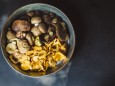 Directly above shot of various mushrooms in container on table PUBLICATIONxINxGERxSUIxAUTxHUNxONLY STBF00365