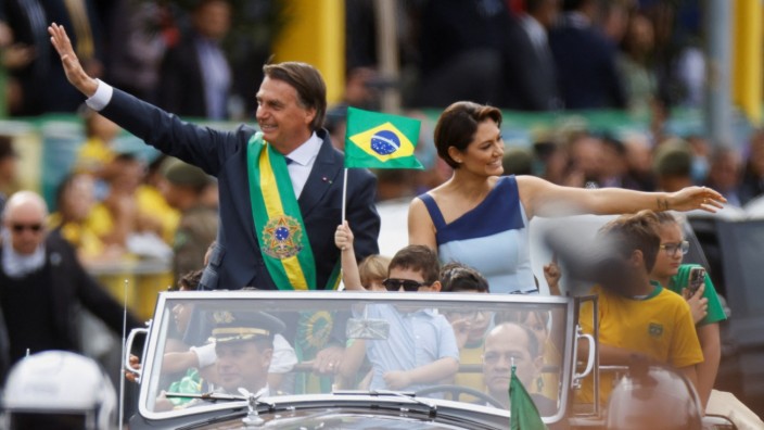 Brasilien: Brasiliens Ex-Präsident Jair Bolsonaro holte Tausende Offiziere in Staatsposten - vielleicht auch aus alter Verbundenheit, er war selbst bei der Armee.