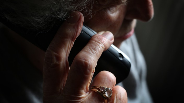 Enkeltrick: Vor allem auf Senioren haben es Telefonbetrüger häufig abgesehen.