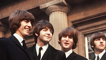 Wie Lennon McCartney traf: John Lennon und Paul McCartney vor dem Buckingham-Palast im Jahr 1965.