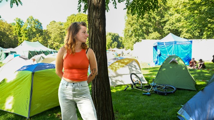 Proteste gegen die IAA: Aktivistin Nina übernachtet im Luitpoldpark, wo Gegner der IAA ihre Zelte aufgeschlagen haben.