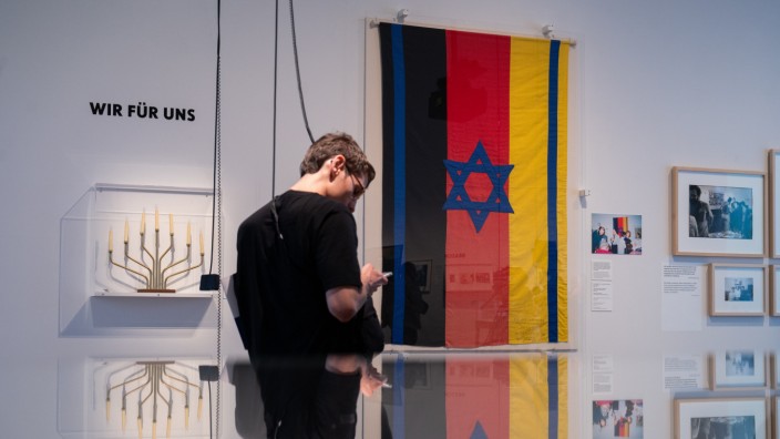 Geschichte: Die Fahne "Vaterland" des Künstlers Günther Schäfer, die er für den Jüdischen Kulturverein entwarf.