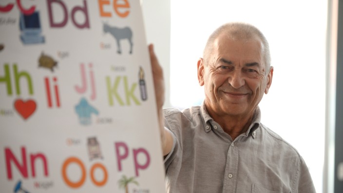 Weltalphabetisierungstag: Josef Sand unterrichtet Menschen mit Lese- und Schreibschwierigkeiten an der Münchner Volkshochschule.
