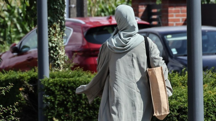 Frankreich: Eine Frau trägt das traditionelle muslimische Gewand in Lille.