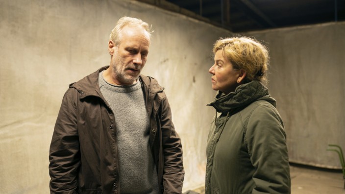 "Tatort" aus Frankfurt: Janneke (Margarita Broich) und Brix (Wolfram Koch) finden in einer Hütte im Wald ein beunruhigendes Vorratslager.