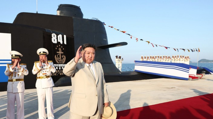 Sicherheitspolitik: Diktator Kim Jong-un beim Stapellauf des U-Boots "Nummer 841 - Hero Kim Kun Ok". Das Foto wurde von Nordkoreas staatlicher Nachrichtenagentur KCNA veröffentlicht.